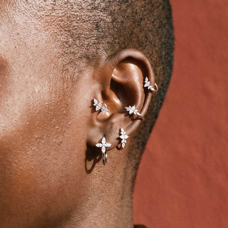 Boucle d'oreille Éclosion en argent portée, Les Joyaux d'Auré