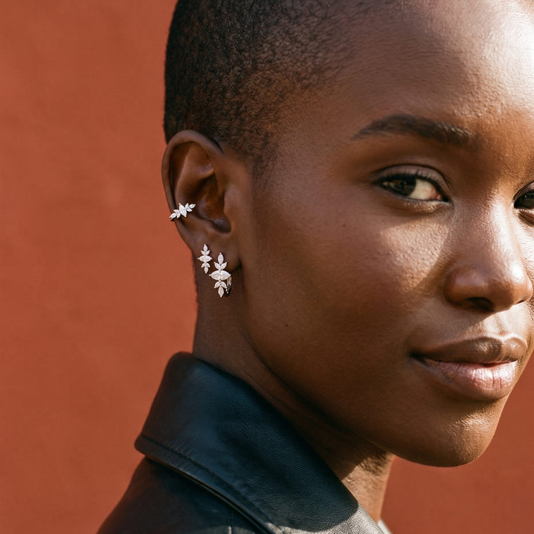 Boucle d'oreille Grande Éclosion en argent portée, Les Joyaux d'Auré