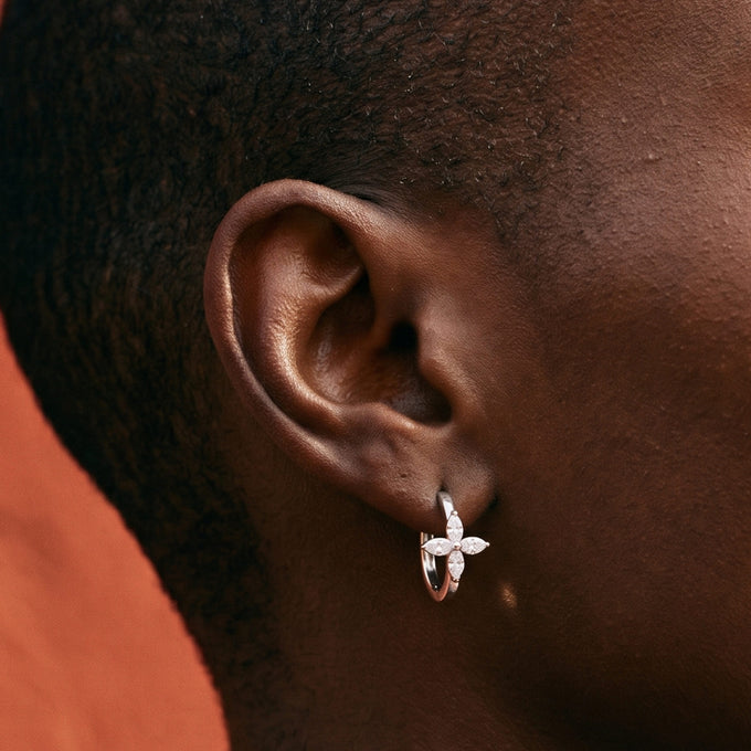 Boucle d'oreille Nero en argent portée, Les Joyaux d'Auré
