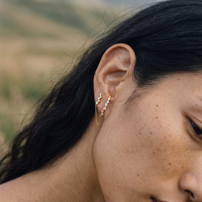 Boucle d'oreille Sève portée, Les Joyaux d'Auré