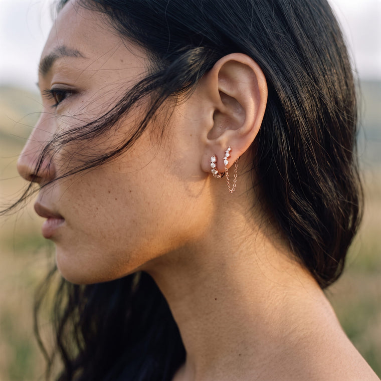 Boucle d'oreille Sève en or rose portée, Les Joyaux d'Auré