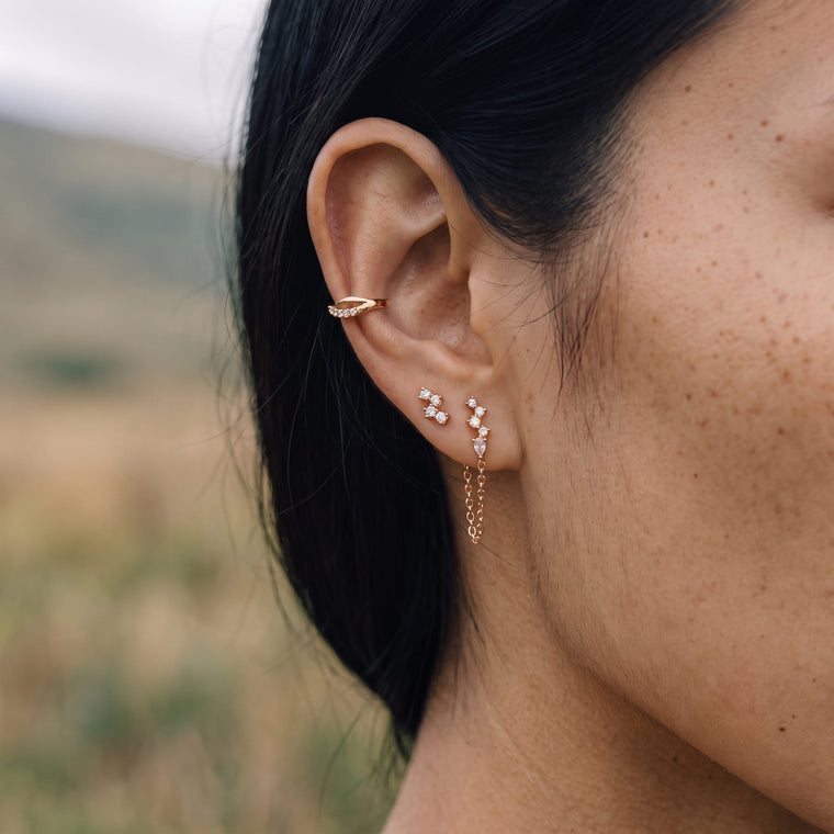 Boucle d'oreille Sève en or rose portée, Les Joyaux d'Auré