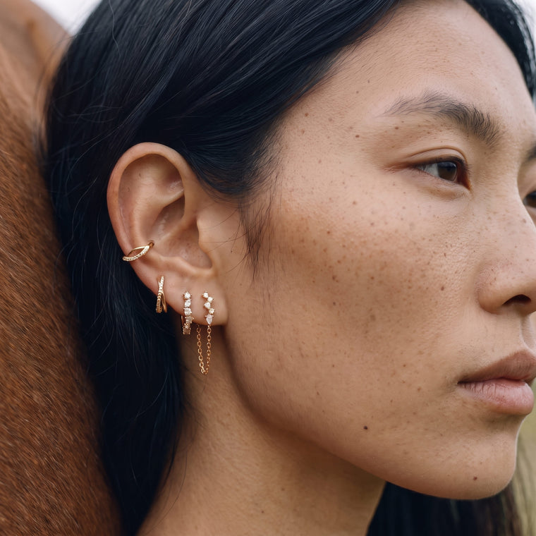 Boucle d'oreille Sève en or rose portée, Les Joyaux d'Auré