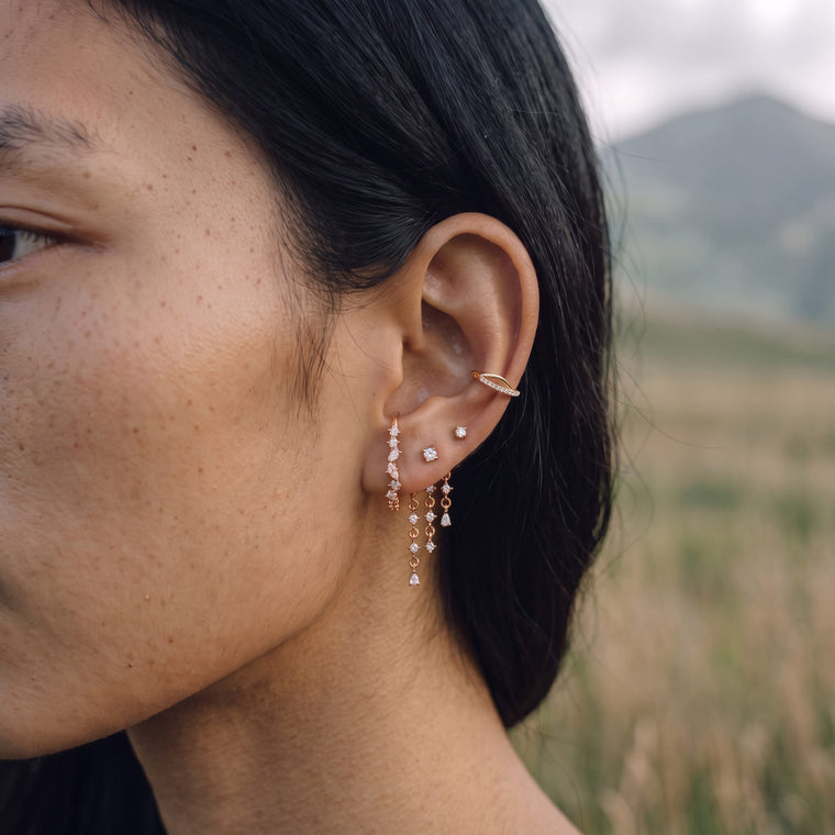 Boucle d'oreille Brise en or rose portée, Les Joyaux d'Auré