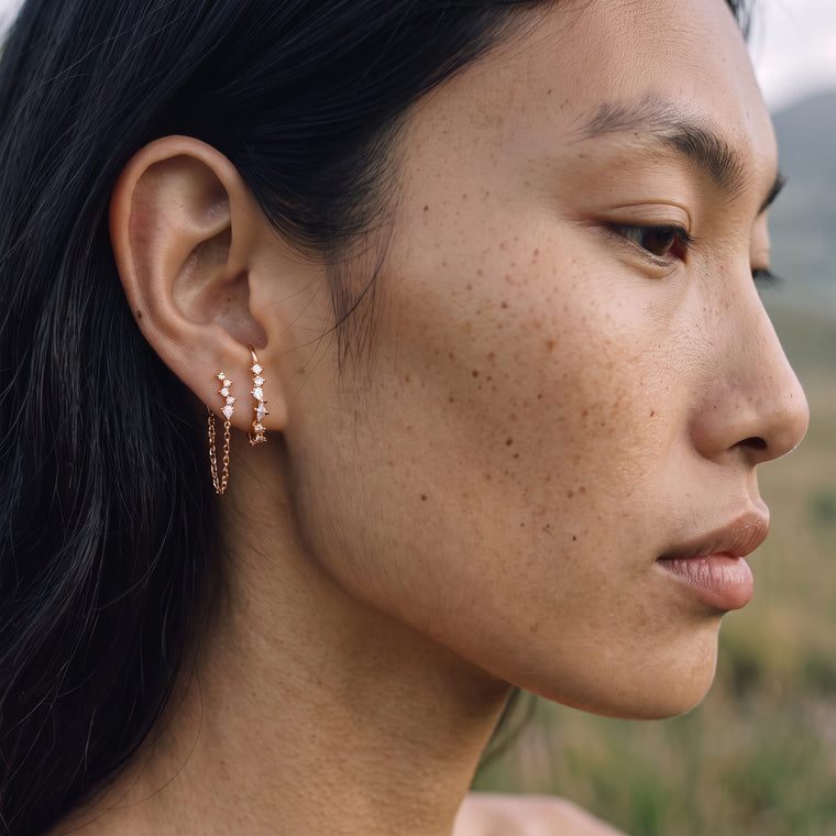 Boucle d'oreille Brise en or rose portée, Les Joyaux d'Auré