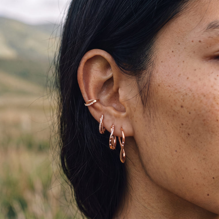 Boucle d'oreille Eclat en or rose portée, Les Joyaux d'Auré