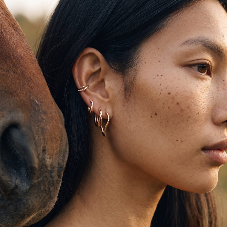 Boucle d'oreille Soie en or rose portée, Les Joyaux d'Auré