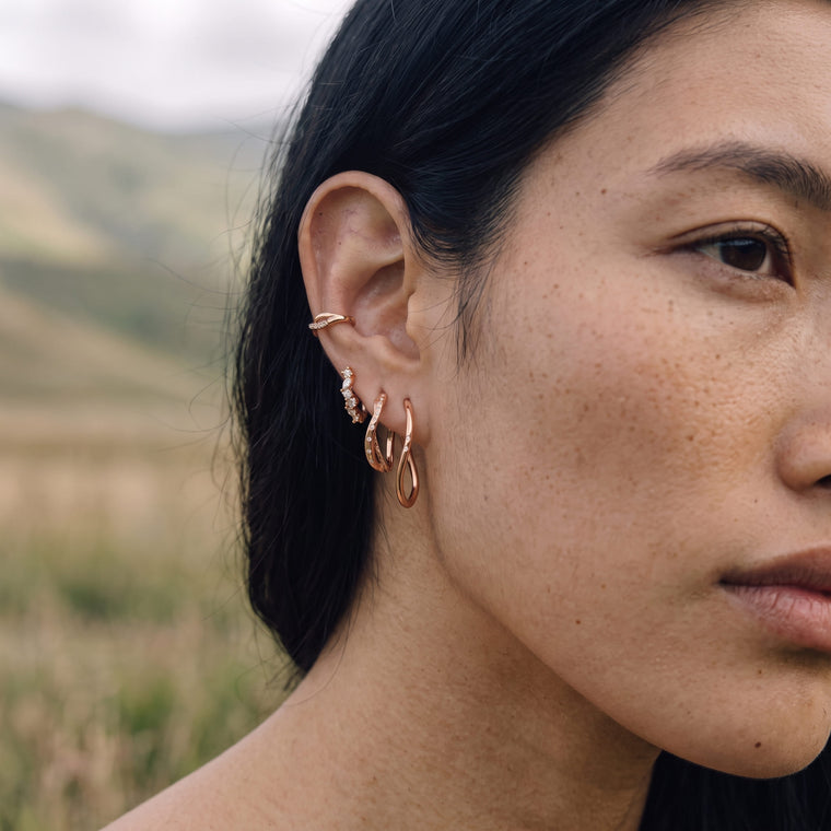 Boucle d'oreille Soie en or rose portée, Les Joyaux d'Auré