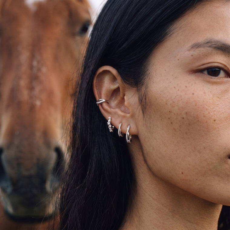 Boucle d'oreille Brume portée, Les Joyaux d'Auré
