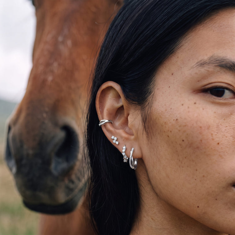 Boucle d'oreille Grande Source en argent portée, Les Joyaux d'Auré