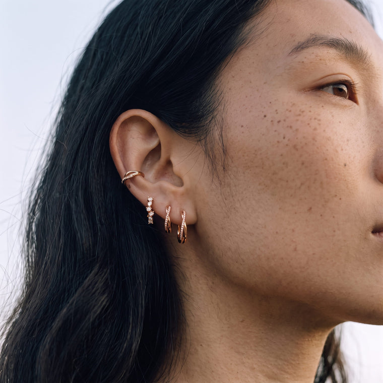 Boucle d'oreille Grande Source en or rose portée, Les Joyaux d'Auré