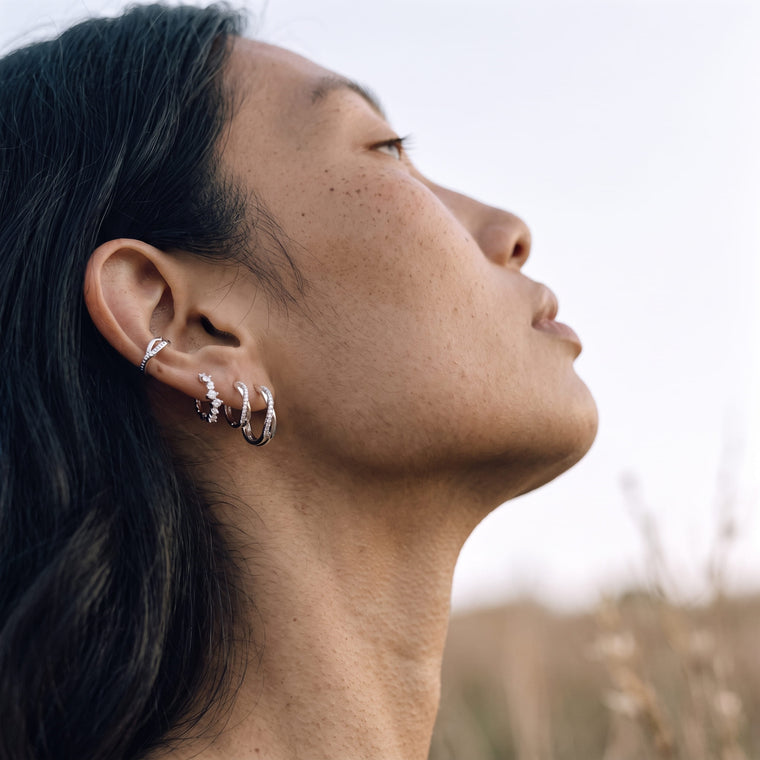 Boucle d'oreille Petite Source portée, Les Joyaux d'Auré