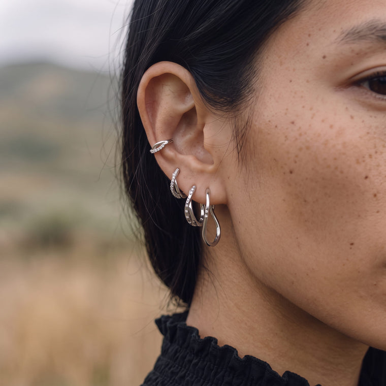Boucle d'oreille Petite Source en argent portée, Les Joyaux d'Auré