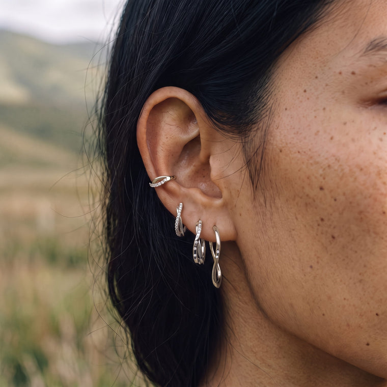 Boucle d'oreille Petite Source en argent portée, Les Joyaux d'Auré