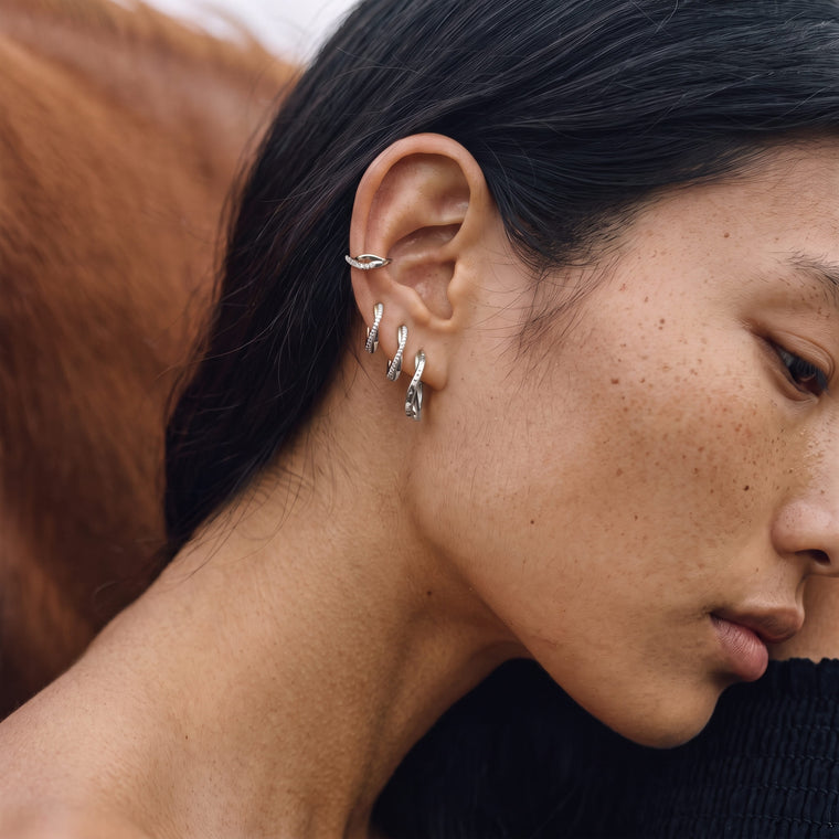 Boucle d'oreille Petite Source en argent portée, Les Joyaux d'Auré