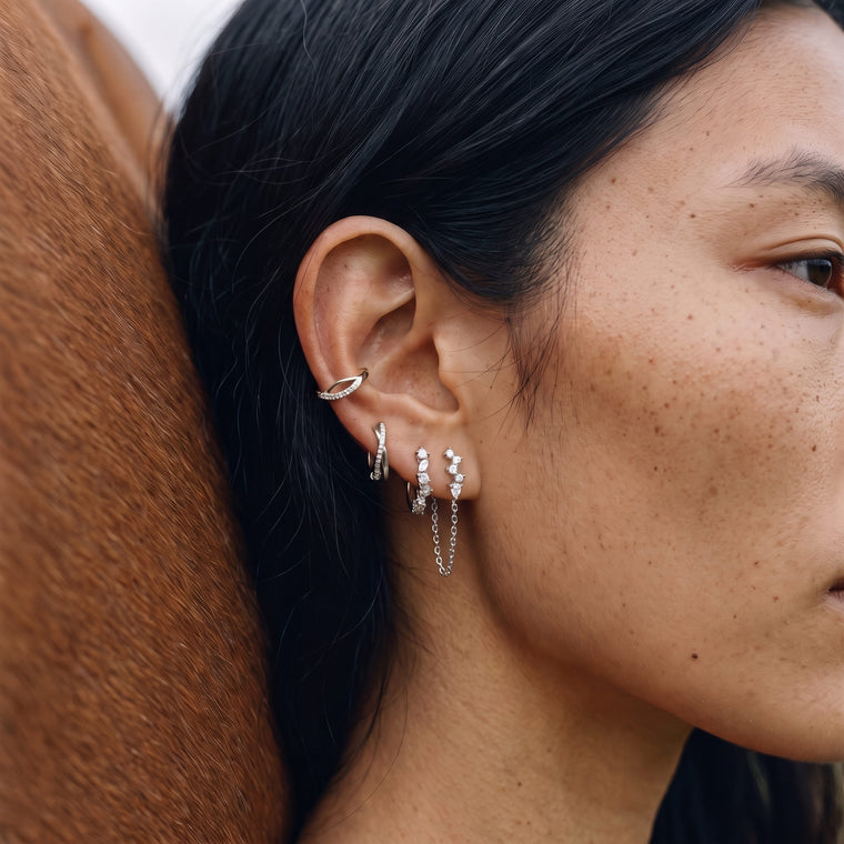 Boucle d'oreille Petite Source en argent portée, Les Joyaux d'Auré