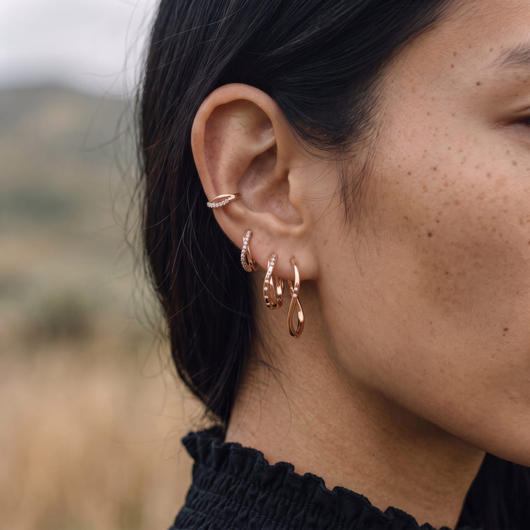Boucle d'oreille Petite Source en or rose portée, Les Joyaux d'Auré