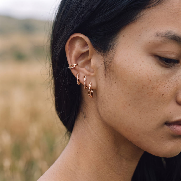 Boucle d'oreille Petite Source en or rose portée, Les Joyaux d'Auré
