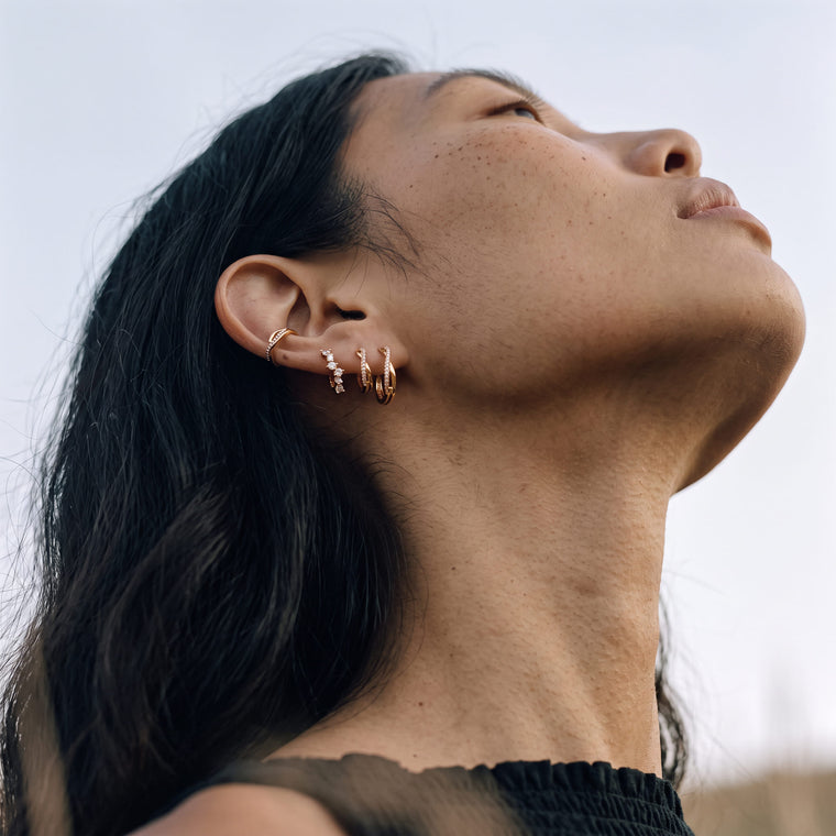Ear cuff Ecume porté, Les Joyaux d'Auré