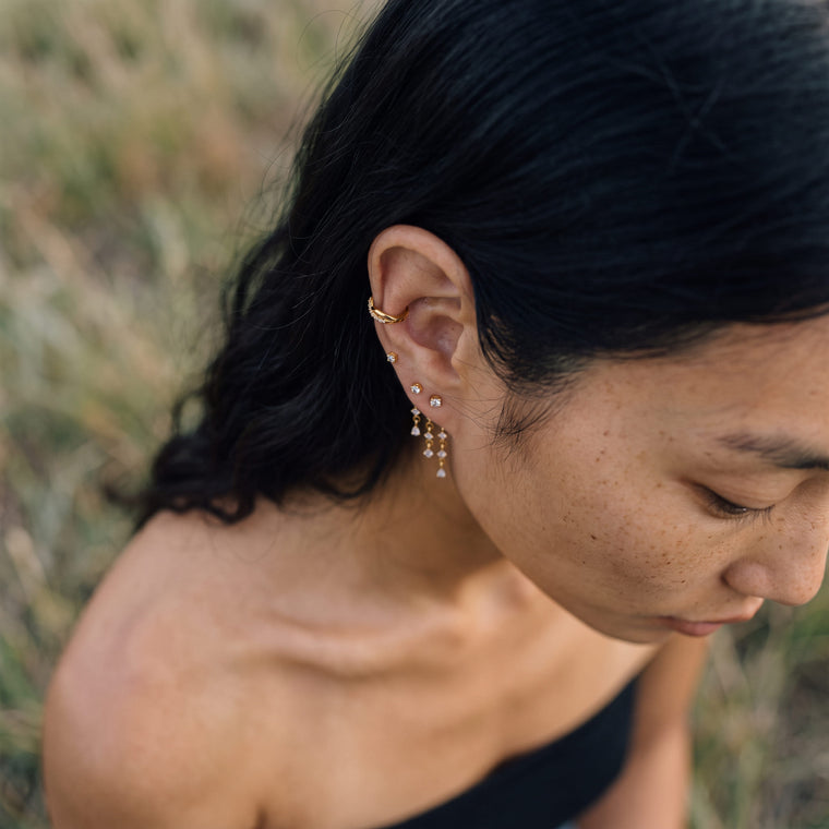 Ear cuff Ecume porté, Les Joyaux d'Auré