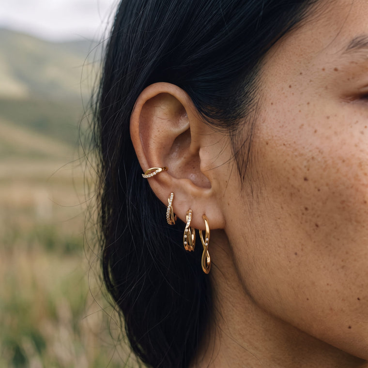 Ear cuff Ecume porté, Les Joyaux d'Auré