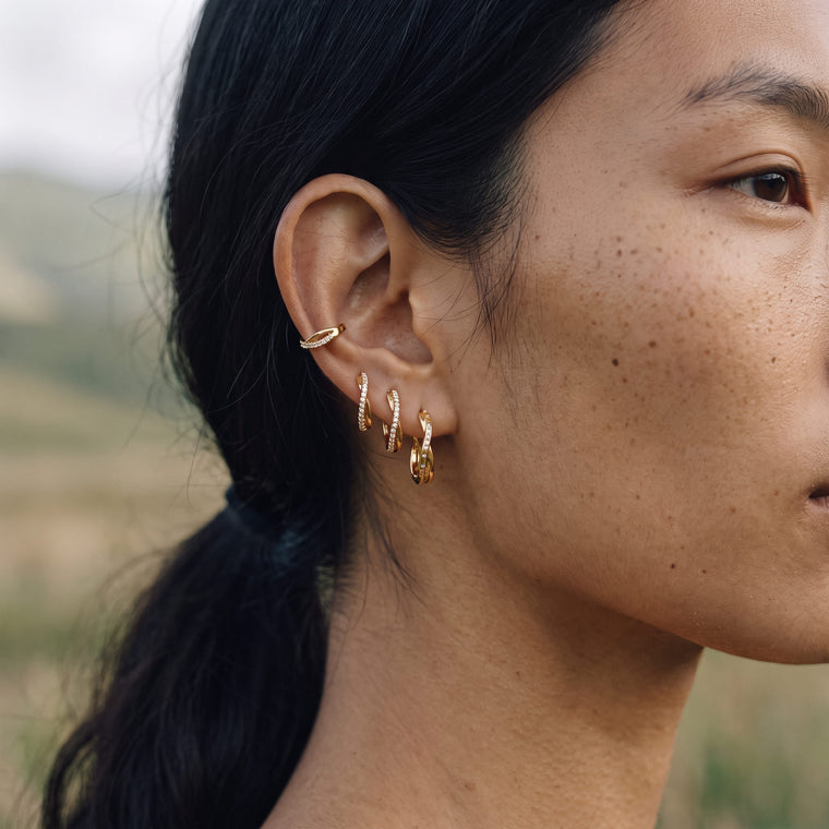 Ear cuff Ecume porté, Les Joyaux d'Auré