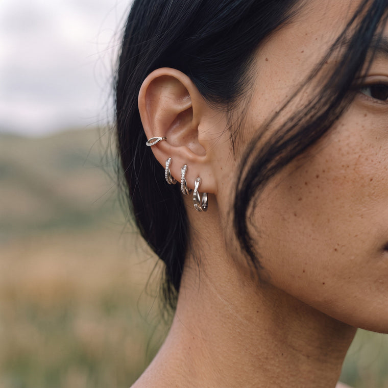Ear cuff Ecume en argent porté, Les Joyaux d'Auré
