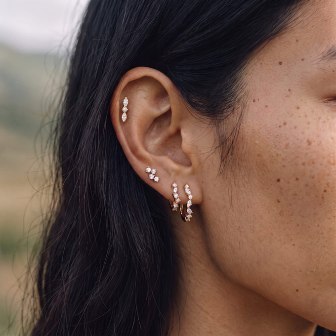 Piercing Mica en or jaune porté, Les Joyaux d'Auré