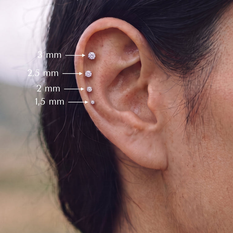 Guide des tailles du piercing Rosée en argent : pierres rondes de 1,5 mm, 2 mm, 2,5 mm et 3 mm portées sur l'hélix, Les Joyaux d'Auré