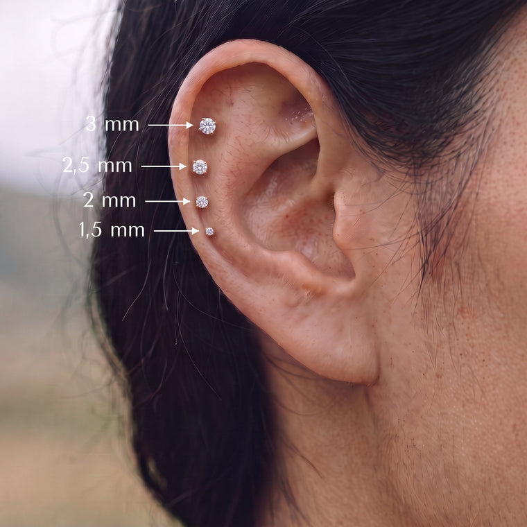 Guide des tailles du piercing Rosée en or rose : pierres rondes de 1,5 mm, 2 mm, 2,5 mm et 3 mm portées sur l'hélix, Les Joyaux d'Auré