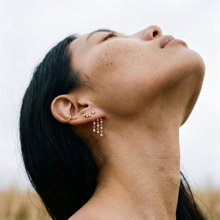 Boucle d'oreille Pollen portée, Les Joyaux d'Auré