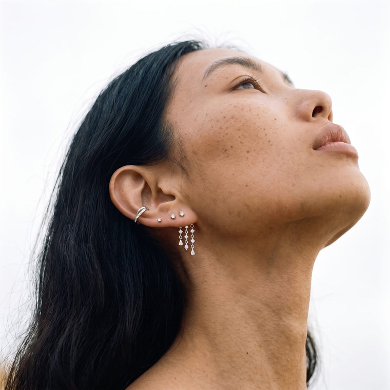 Boucle d'oreille Pollen en argent portée, Les Joyaux d'Auré