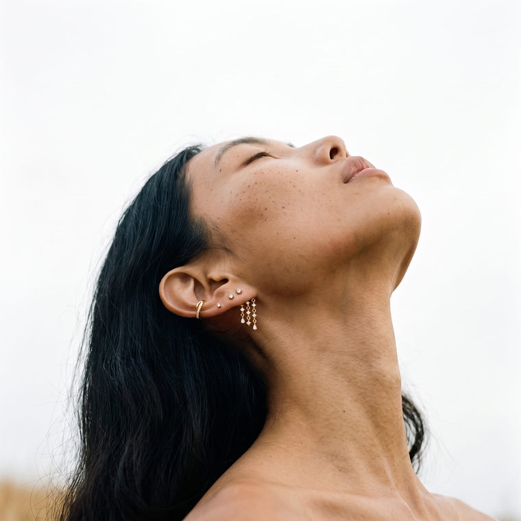 Boucle d'oreille Pollen portée, Les Joyaux d'Auré