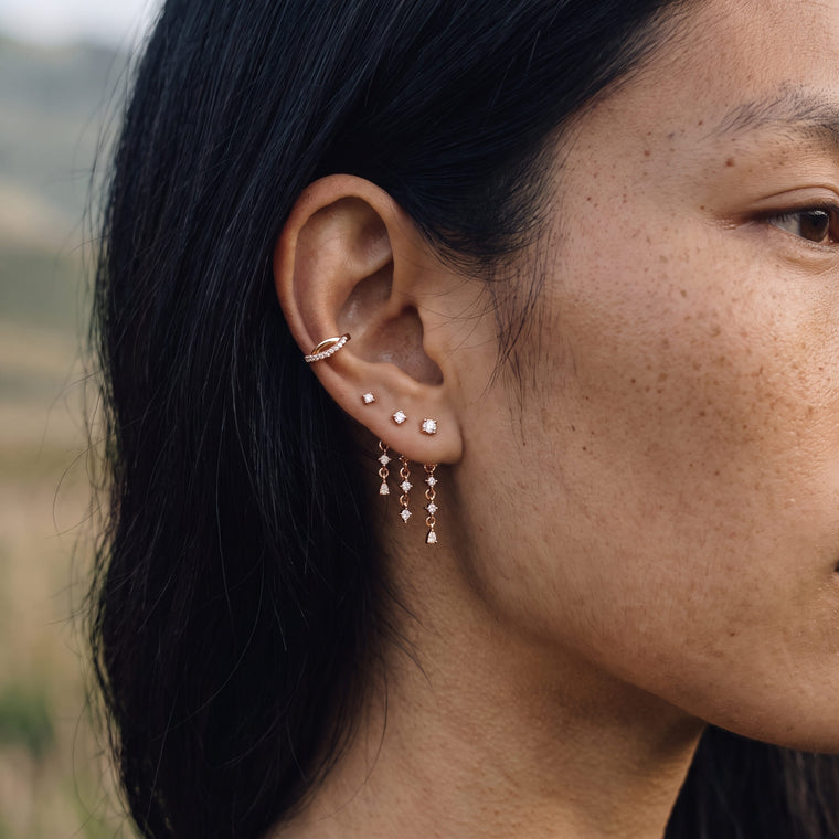 Boucle d'oreille Pollen en or rose portée, Les Joyaux d'Auré