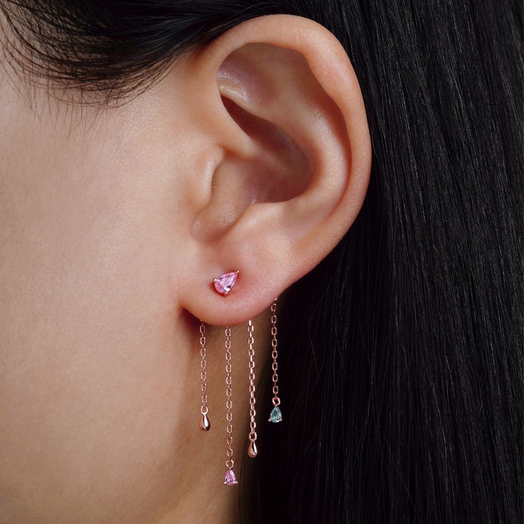 Boucle d'oreille puce. Clou d'oreille or rose et pierre rose. Les Joyaux d'Auré et chaine d'oreille en charm nuée dorée 