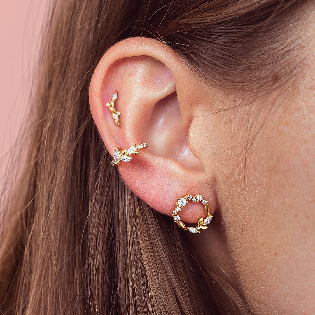 Piercings d'oreilles pour femme. Piercing d'oreilles dorés à l'or pour oreilles sensible. Tige en acier chirurgical, parfait dès le début. Les Joyaux d'Auré. Piercings avec pierres blanches