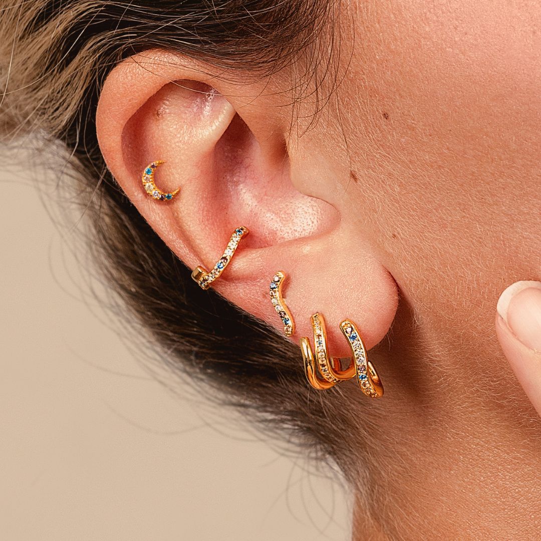 Boucles d'oreilles sans trou. Ce earcuff dorés avec pierres colorés pour femme résiste à l'eau. Bague d'oreille Les Joyaux d'Auré