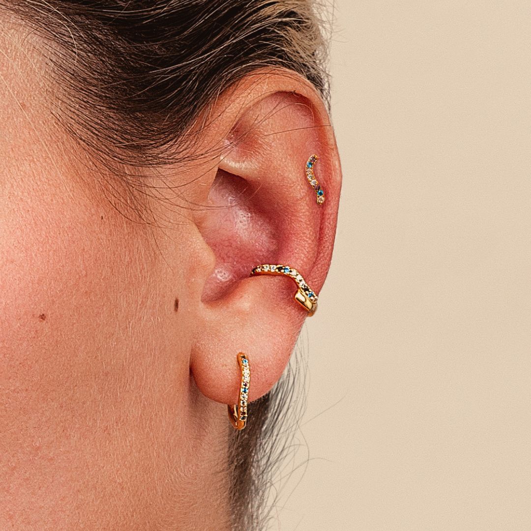 Boucles d'oreilles sans trou. Ce earcuff dorés avec pierres colorés pour femme résiste à l'eau. Bague d'oreille Les Joyaux d'Auré