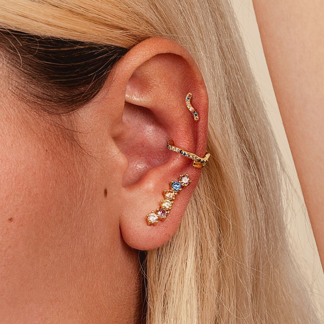Boucles d'oreilles sans trou. Ce earcuff dorés avec pierres colorés pour femme résiste à l'eau. Bague d'oreille Les Joyaux d'Auré