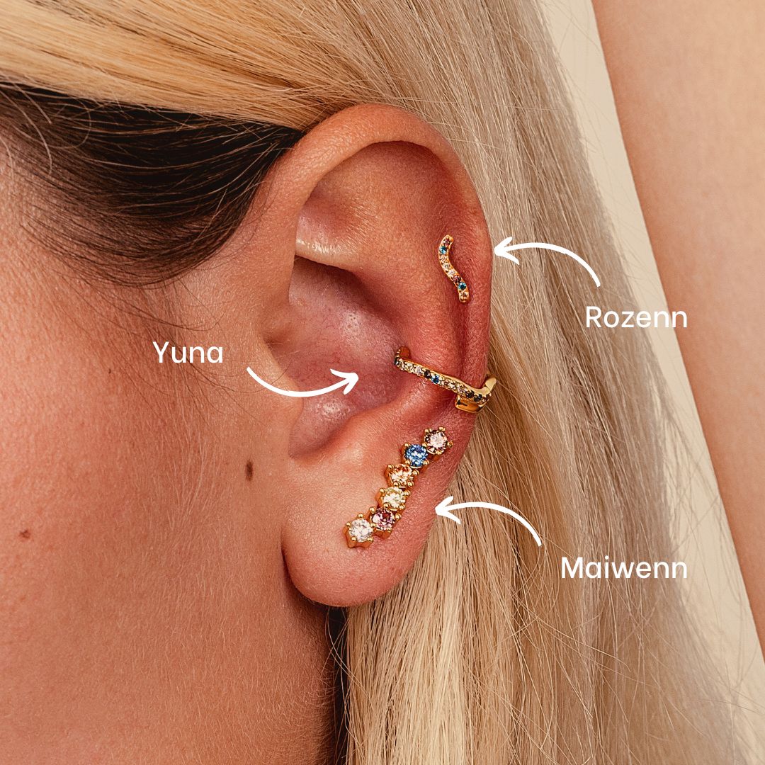 Piercings doré avec pierres colorées pour femme. Piercings en forme de vague. Piercings pour composition. Accumulation de bijoux d'oreilles Les joyaux d'Auré