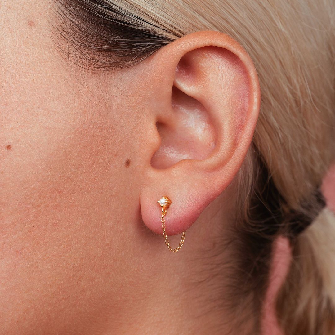 Boucles d'oreilles chaine avec perles blanches naturelles pour femme. Dorées, sans risque d'allergie et qui résistent à l'eau.Les joyaux d'Auré. 