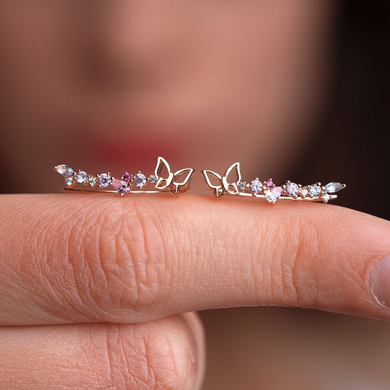 Boucles d'oreilles grimpantes pour femme or rose avec papillon et pierres colorées. Climber pour femme. Les Joyaux d'Auré. Boucle d'oreille papillon. 