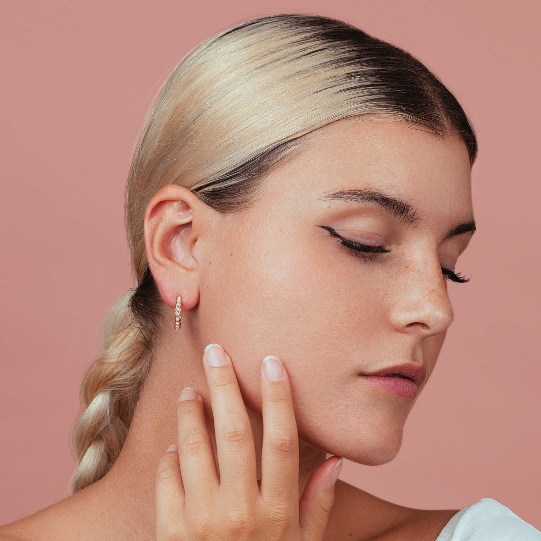 Créoles avec perles naturelles blanches dorées à l'or fin. Confectionnées en argent 925. Résistent à l'eau. Sans risque d'allergies. Grandes créoles pour femme. Les Joyaux d'Auré