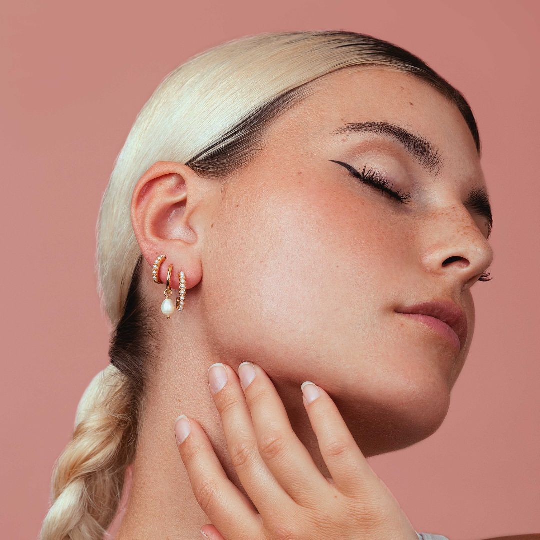 Créoles avec perles naturelles blanches dorées à l'or fin. Confectionnées en argent 925. Résistent à l'eau. Sans risque d'allergies. Grandes créoles pour femme. Les Joyaux d'Auré