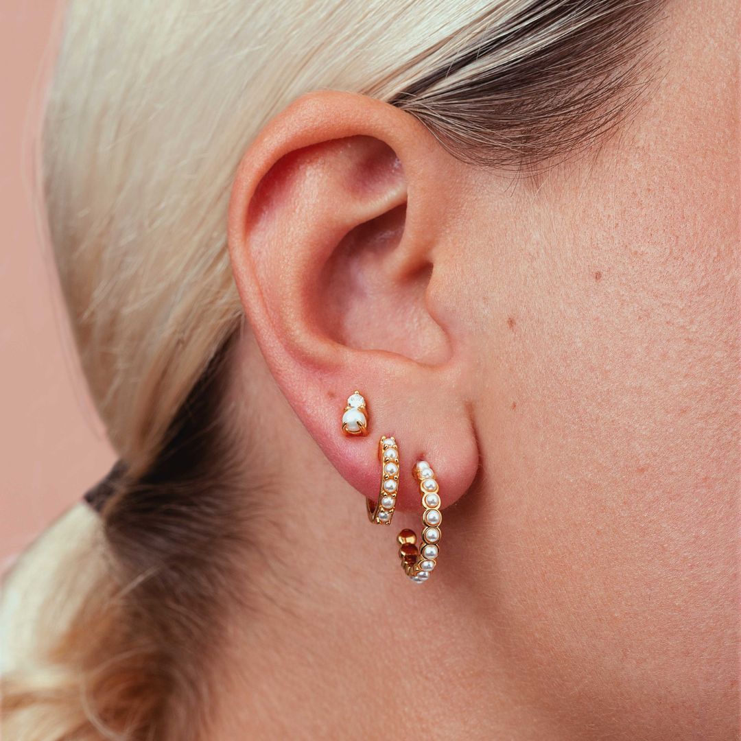 Créoles avec perles naturelles blanches dorées à l'or fin. Confectionnées en argent 925. Résistent à l'eau. Sans risque d'allergies. Grandes créoles pour femme. Les Joyaux d'Auré