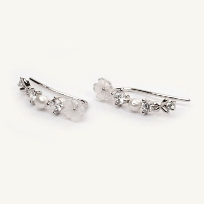 Boucles d'oreilles grimpantes argentées en argent 925 dorée à l'or blanc. Boucles d'oreilles grimpantes fleur et papillon avec pierres. Les Joyaux d'Auré. Climber. Boucle qui remontent le long de l'oreille. 