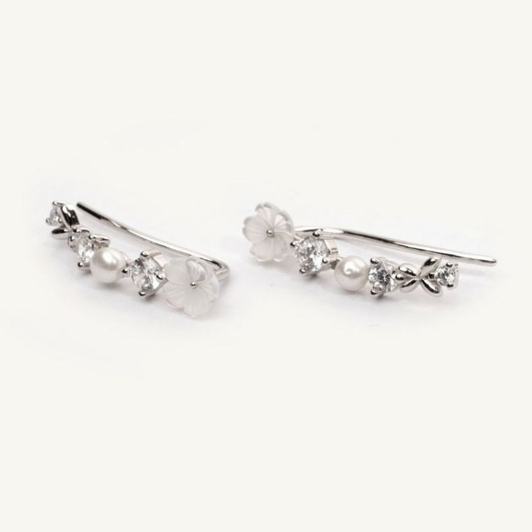 Boucles d'oreilles grimpantes argentées en argent 925 dorée à l'or blanc. Boucles d'oreilles grimpantes fleur et papillon avec pierres. Les Joyaux d'Auré. Climber. Boucle qui remontent le long de l'oreille. 