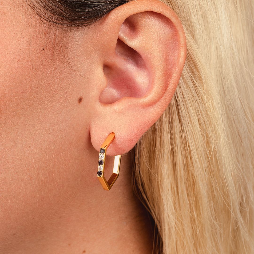 Grandes créoles dorées originales pour femme. En forme d'alvéoles. Boucles d'oreilles octogonale avec pierres. Les Joyaux d'Auré. Boucle d'oreille inspirée des abeilles