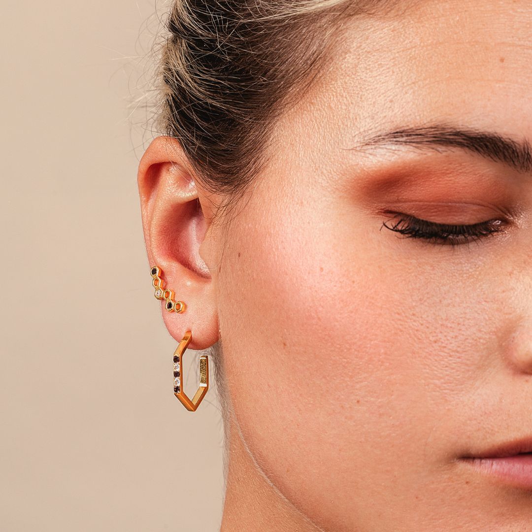 Boucles d'oreilles grimpantes alvéoles pour femme. Boucles d'oreilles grimpantes alvéoles or jaune et pierres. Climber Les Joyaux d'Auré