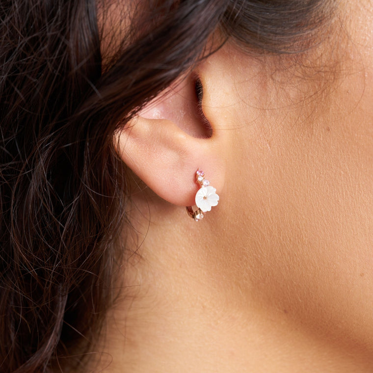 Mini créoles fleurs. Créoles pour femme. Créoles or rose les joyaux d'auré. Boucle d'oreille fleur